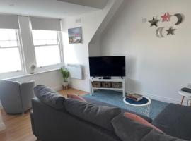 Apartment - Centre of Swanage Stunning Sea views，位于斯沃尼奇的酒店