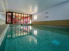 Derbyshire Cottage for 4, 1 hour per day private pool use