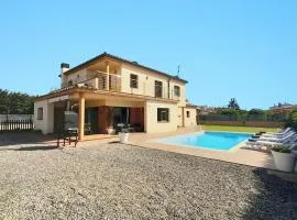 Villa Mediterránea con Cinco Dormitorios y Piscina