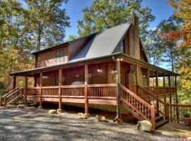 Crooked Creek View Near Ocoee River, With Hot Tub，位于Copperhill的别墅