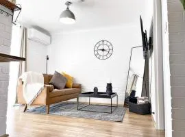 Manhattan - Stylish 1BR Beachfront on Caseys