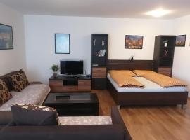 Modern city center apartment with private parking，位于马汀的酒店