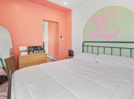 Urban Chic 1BR - Walk to Boardwalk - Min to Beach，位于大西洋城的酒店