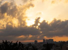Cosy - Private room with balcony near TLV，位于拉马特甘的酒店