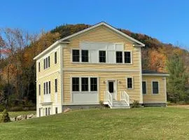 4-Season Getaway Fantastic Location and Views!