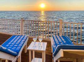 Waterfront Sanctuary with Panoramic Bay Views!，位于Pierces Point的酒店