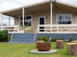 Pebbleton, Retro Riverside Cottage, Tamar Valley，位于Gravelly Beach的酒店