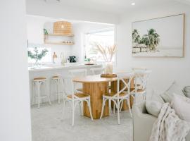 Bianco on Shoal - Luxe Beach house in Shoal Bay，位于浅滩湾的酒店