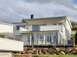 3 Bedroom Lovely Home In Uddevalla，位于乌德瓦拉的海滩短租房