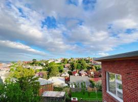 Stunning West Hobart Home- Close to city and shops，位于霍巴特的酒店