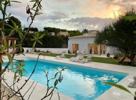 Magnifique villa à Javea avec piscine privée - parking- 5 mn de la plage，位于巴尔孔德马尔的带停车场的酒店