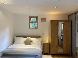 Cosy 1 bedroom country lodge with free parking，位于Watlington的木屋