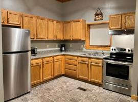 Stay In Ohiopyle - closest place to the GAP trail in Ohiopyle, PA, Hot Tub，位于Ohiopyle的酒店