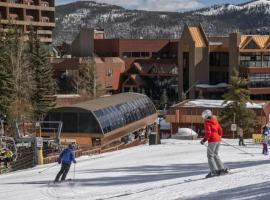 Slope Side Ski In Ski Out at Beaver Run Resort，位于布雷肯里奇的度假村