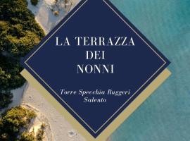 La Terrazza dei Nonni，位于托雷斯佩基亚鲁杰里的带按摩浴缸的酒店