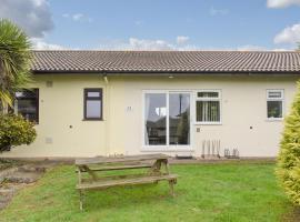 Barn Owls Holiday Bungalow，位于Salcombe Regis的酒店