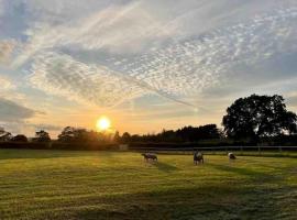 Sunset View a quiet and romantic rural retreat for 2 adults just outside ingleton，位于英格尔顿的酒店