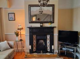 Cosy and stylish house on the coast near Liverpool，位于威勒尔的酒店