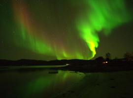 Off-the-grid cabin on the island of Senja in northern Norway，位于Vangsvik的度假屋