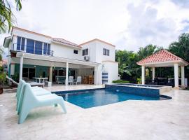 Villa impecable con piscina privada en Juan Dolio，位于Paraíso的酒店