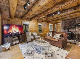 NEW!! Entire Log Home with *PRIVATE Hot Tub，位于Thornton的低价酒店