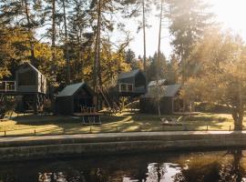 Luxury glamping Chocolate village，位于马里博尔的度假村