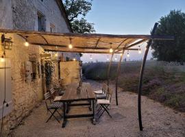 Authentiek landhuis met zwembad in Dordogne.，位于Goûts-Rossignols的度假屋