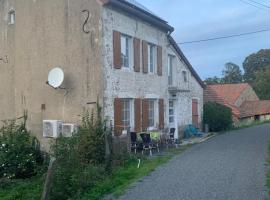 Busset Liages situé dans le Bourbonnais 1 chambres lit double et un clic clac，位于巴萨特的酒店