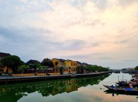 hoi an center town，位于会安Assembly Hall of the Cantonese Chinese Congregation附近的酒店
