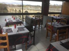 hotel restaurant du pont de ners，位于Boucoiran-et-Nozières的酒店