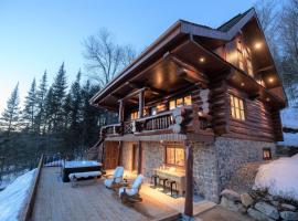 Breathtaking log house with HotTub - Winter paradise in Tremblant，位于Mont-Blanc的酒店