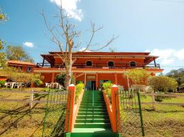Hotel Fazenda FASCINAÇÃO，位于米格尔-佩雷拉的酒店