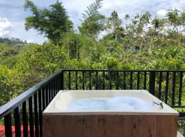 Cabaña tipo glamping en finca cafetera con zonas verdes, avistamiento de aves, paisaje cafetero，位于圣弗朗西斯科的豪华帐篷营地