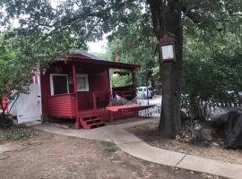 Cozy, Cheerful & Charming Cabin - Historic Julian，位于朱利安的酒店