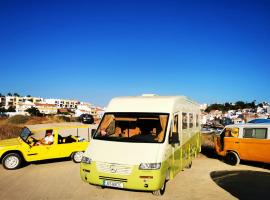 Rent a BlueClassics 's Campervan AUTOSTAR in Algarve au Portugal，位于波尔蒂芒的豪华帐篷营地