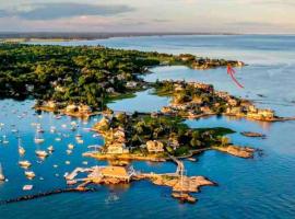 Direct Waterfront 4 Bedroom Beach House With Stunning LI Sound Views & Private Beach，位于吉尔福德的酒店