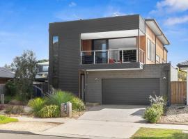 Bayview Luxe- Sleeping 14, Pet Friendly, Views- 4 bedroom, lounge with sofa beds，位于Curlewis的酒店