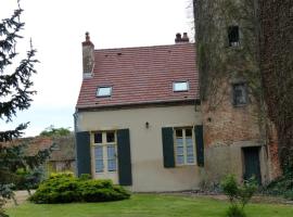 Maison de charme avec cheminée et jardin à Dompierre-sur-Besbre - FR-1-489-112，位于贝布尔河畔东皮耶尔的酒店