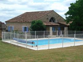 Gîte Charentais avec Piscine Chauffée, Jardin, Equip. Bébé et Recharge Électrique - Proche Périgord - FR-1-653-7，位于Charras的酒店