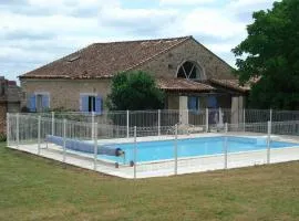 Gîte Charentais avec Piscine Chauffée, Jardin, Equip. Bébé et Recharge Électrique - Proche Périgord - FR-1-653-7