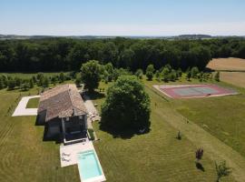 Maison de campagne avec piscine, tennis privé et WIFI - FR-1-653-10，位于Villars的酒店