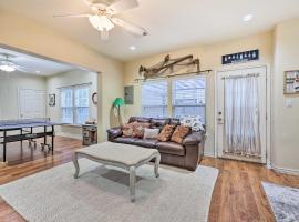 Walk to Lake Townhome with Hot Tub in Afton!，位于Afton的酒店