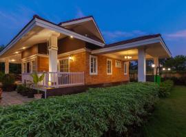 StayVista's Wandering Greens - Mountain-View Villa with Pool, Spacious Lawn & Balcony，位于Pālghar的酒店