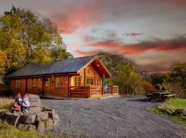 George Cabin - Log Cabin in Wales with Hot tub