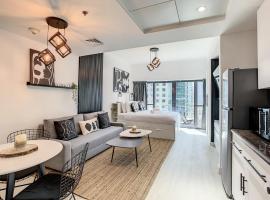 Luxury Modern Studio in JLT with Amazing View & Rooftop Pool - sleeps 3，位于迪拜达马克地产公司地铁站附近的酒店