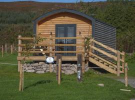 The Buzzard - 6 Person Family Glamping Cabin，位于邓加文的酒店