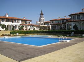 Bell Tower at BlackSeaRama Golf&Villas，位于巴尔奇克的度假村