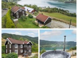 Stamp and sauna! Small farm with fantastic view!，位于Favang的乡村别墅