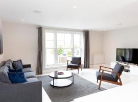 Fabulous Central Windsor Town House With Parking，位于温莎Windsor and Maidenhead Council附近的酒店