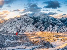 Cottonwood Canyon Basecamp Retreat - 5 Bathrooms，位于Cottonwood Heights的酒店